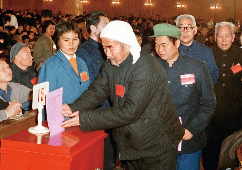 我國(guó)現(xiàn)行憲法于1982年12月4日由第五屆全國(guó)人大第五次會(huì)議通過(guò)并公布施行。根據(jù)改革開放和社會(huì)主義現(xiàn)代化建設(shè)的實(shí)踐和發(fā)展，全國(guó)人大于1988年、1993年、1999年、2004年、2018年先后5次作出必要的、也是十分重要的修正。圖為出席第五屆全國(guó)人民代表大會(huì)第五次會(huì)議的代表投票表決《中華人民共和國(guó)憲法》（資料照片）。 新華社發(fā)