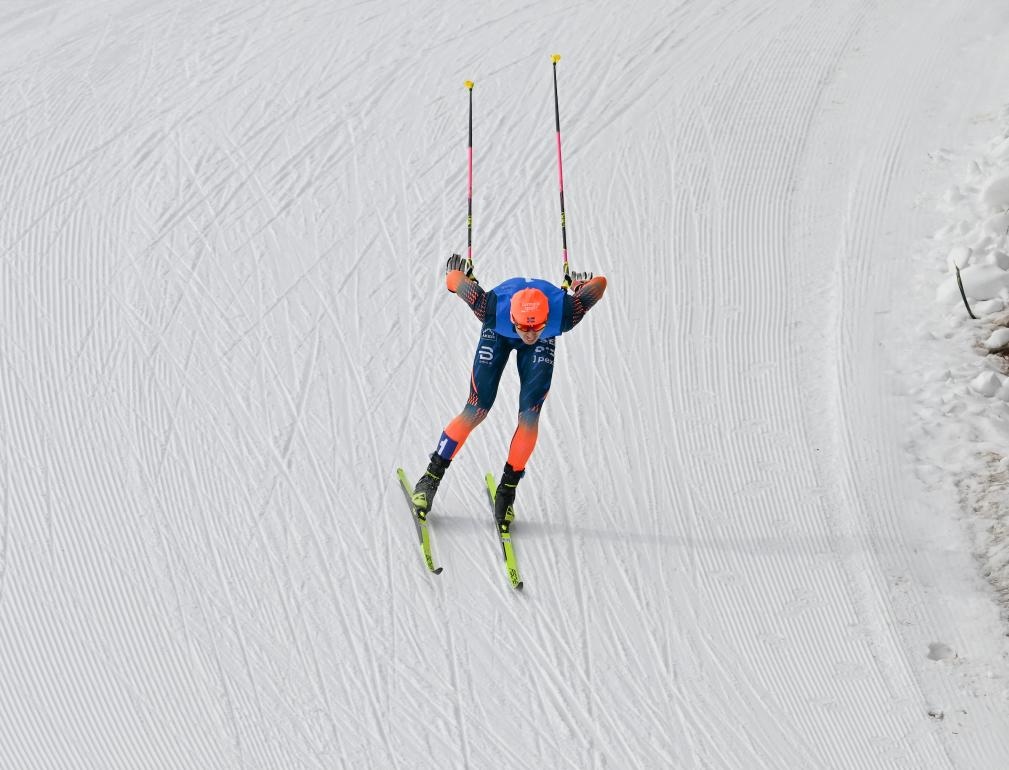重慶隊選手王強在第十四屆全國冬季運動會越野滑雪公開組男子雙追逐比賽中奪冠（2024年2月14日攝）。新華社記者 劉磊 攝