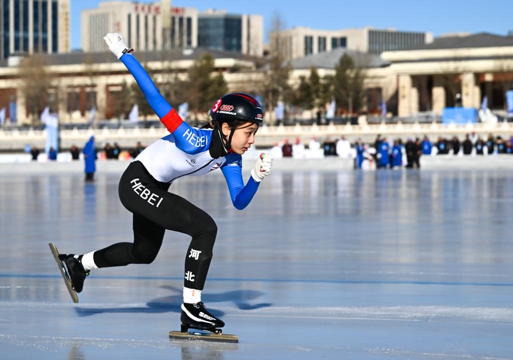 河北隊選手許一凡在第十四屆全國冬季運動會群眾速度滑冰比賽4X200米混合接力比賽中（2024年1月14日攝）。新華社記者 貝赫 攝