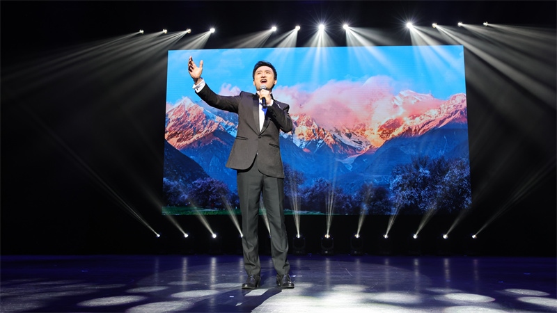 中國鐵路文工團(tuán)獨唱演員、第十二屆中國音樂金鐘獎聲樂（民族）唱法金獎獲得者馬小明演唱歌曲《天路》。張凱攝