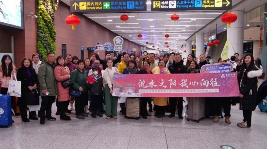 2月11日，一批馬來(lái)西亞游客抵達(dá)沈陽(yáng)桃仙國(guó)際機(jī)場(chǎng)。新華社發(fā)