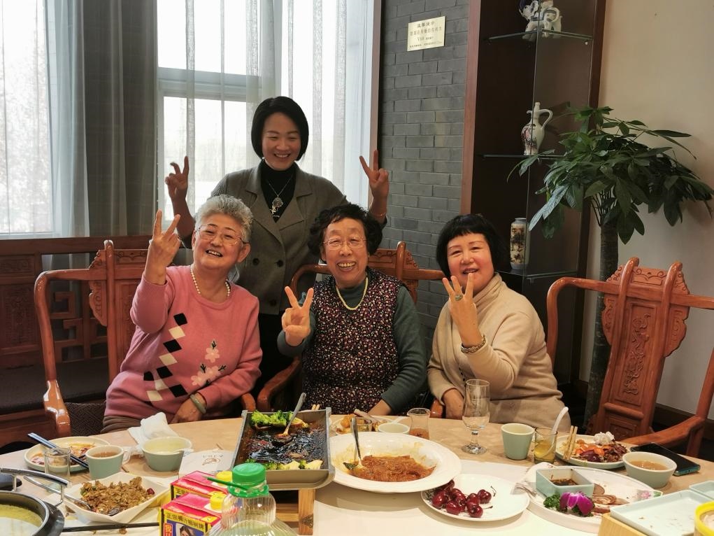 吳釗（前排左一）和鄰居一起在天津過(guò)年。（采訪對(duì)象供圖）