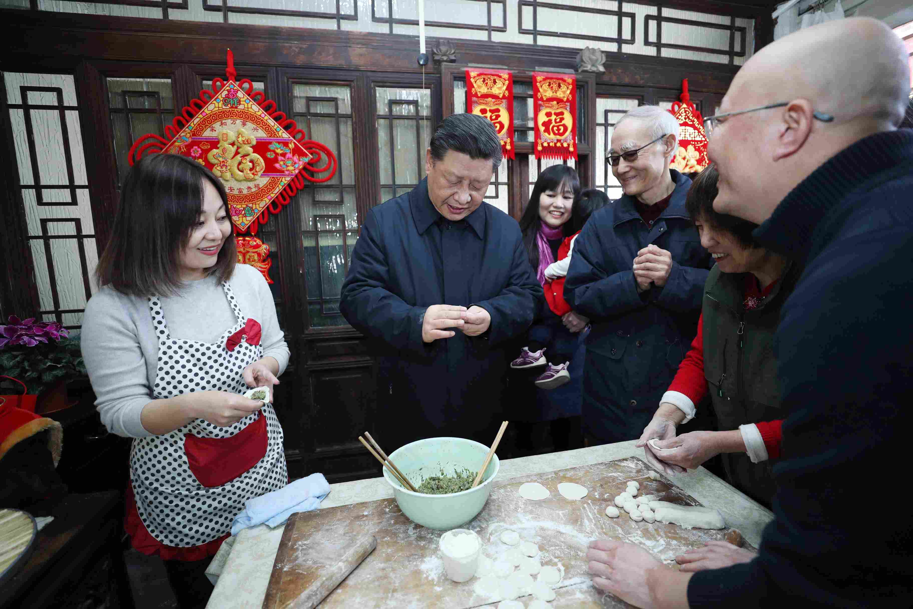 △ 2019年2月1日，習(xí)近平總書記在北京前門東區(qū)草廠四條胡同，同朱茂錦一家人包餃子、聊家常。