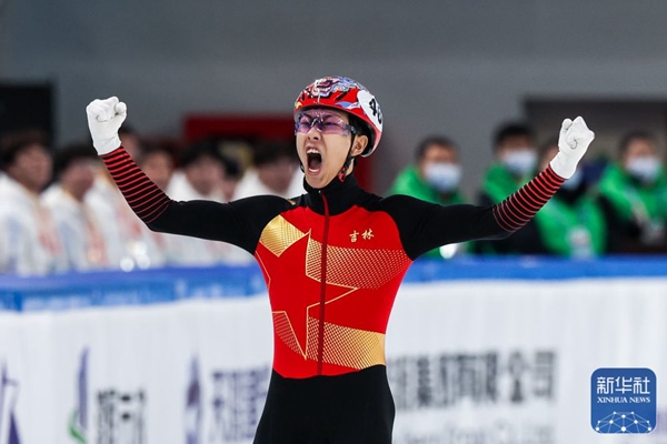 吉林隊(duì)選手孫龍沖線后慶祝勝利。新華社記者 李博 攝
