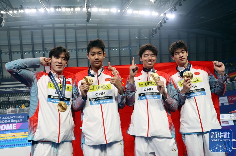 2月11日，2024年多哈游泳世錦賽男子4×100米自由泳接力決賽，中國隊選手王浩宇、張展碩、季新杰和潘展樂（從左到右）在頒獎儀式后合影慶祝。新華社記者 雒圓 攝