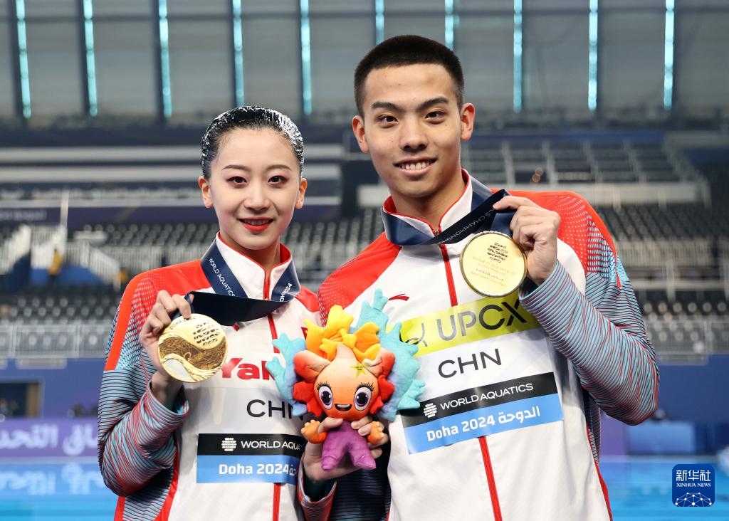 2月10日，2024年多哈游泳世錦賽花樣游泳混合雙人自由自選決賽，程文濤（左）/石浩玙在頒獎儀式后合影。新華社記者 雒圓 攝