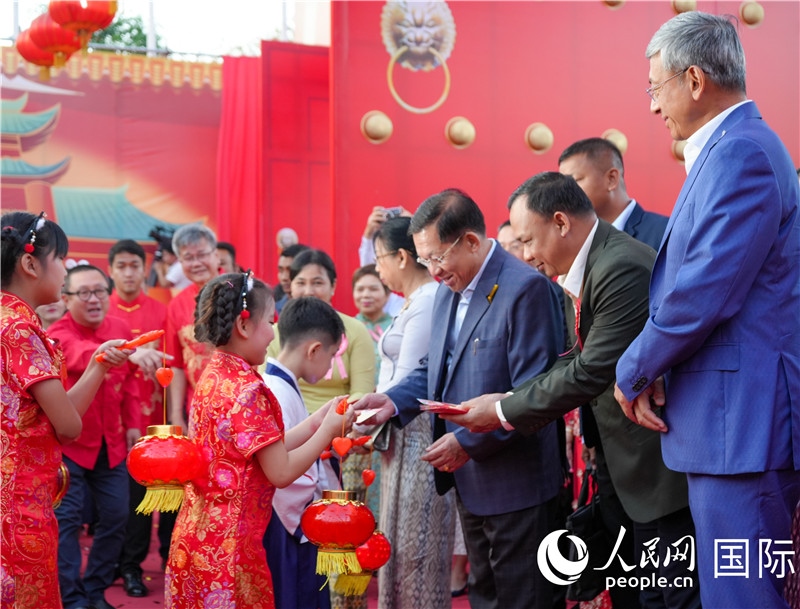 在活動(dòng)現(xiàn)場(chǎng)，敏昂萊主席夫婦根據(jù)當(dāng)?shù)貍鹘y(tǒng)向兒童送祝福1-人民網(wǎng)記者謝佳君攝