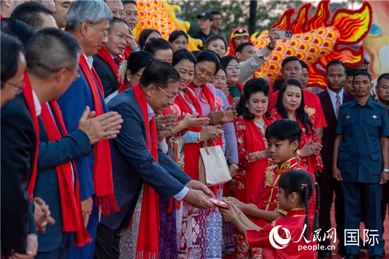 在活動(dòng)現(xiàn)場(chǎng)，敏昂萊主席根據(jù)當(dāng)?shù)貍鹘y(tǒng)向兒童送祝福2-人民網(wǎng)記者謝佳君攝