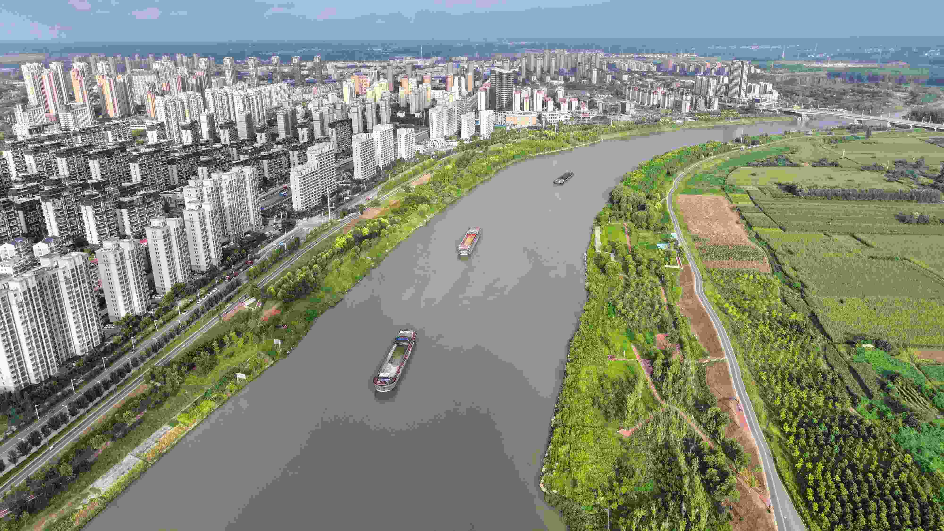 △ 2023年8月21日，安徽阜陽，初秋時節(jié)，界首城市建設(shè)與沙潁河水系、橋梁和綠植相映襯，構(gòu)成一幅生態(tài)宜居的美麗畫卷。