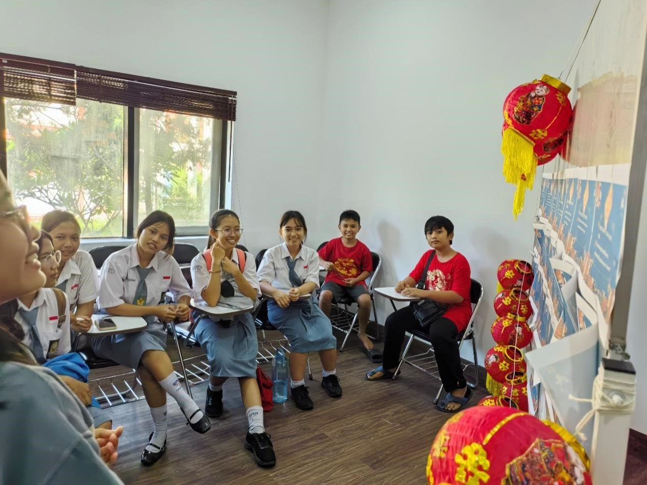 學(xué)生們踴躍參與猜燈謎活動(dòng)。巴陵康孔子學(xué)院供圖