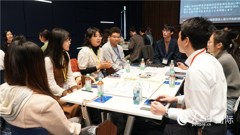 中日學生分組討論交流。人民網(wǎng) 蔣曉辰攝