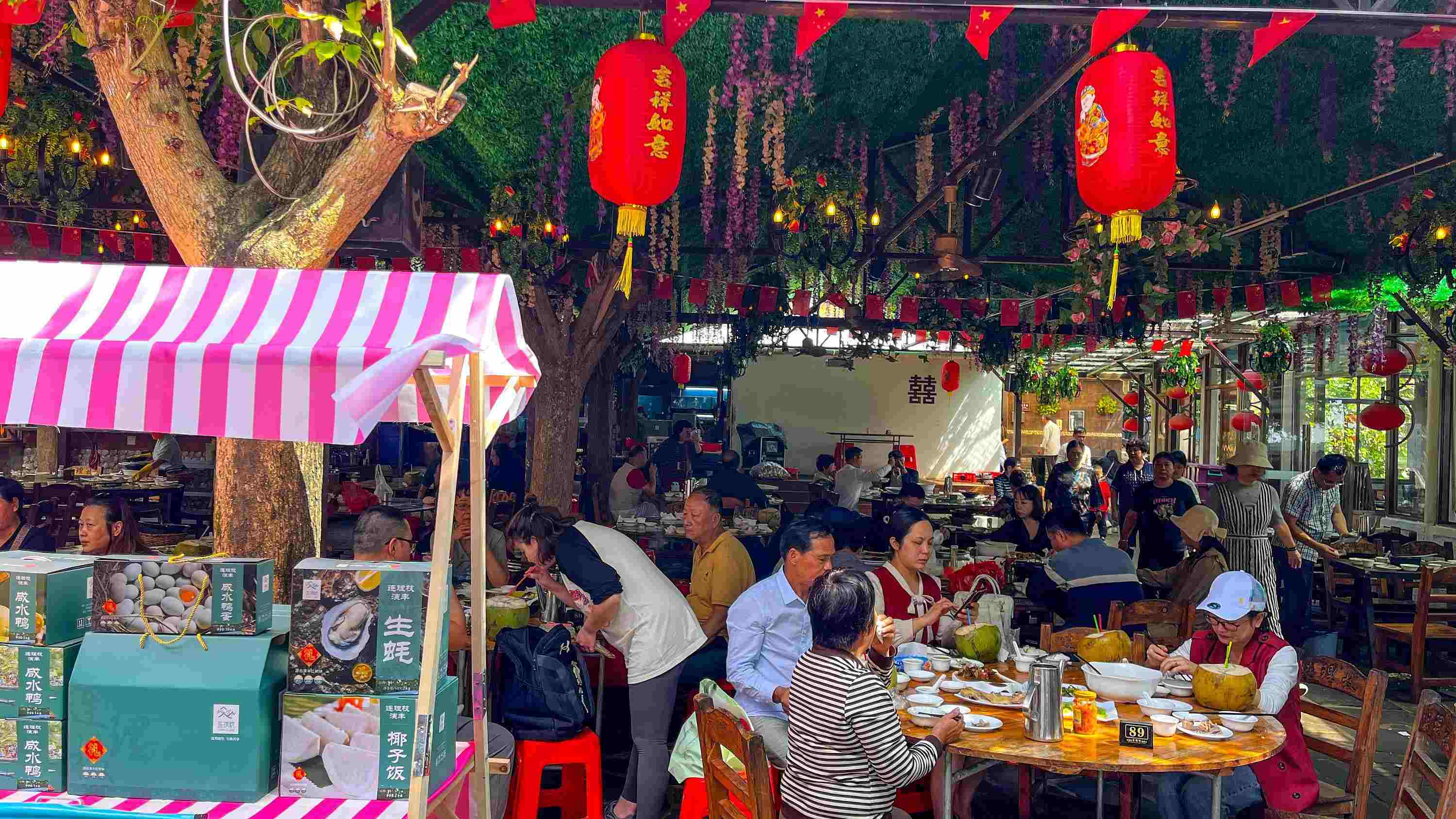 △ 2024年2月17日，春節(jié)假期最后一天，?？卩l(xiāng)村旅游持續(xù)火爆，眾多游客前往漁家樂品嘗特色海鮮和鄉(xiāng)村美食。