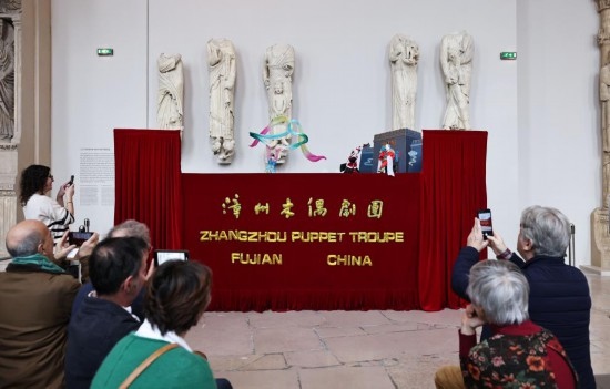 2月10日，在位于法國(guó)巴黎埃菲爾鐵塔附近的“建筑與遺產(chǎn)之城”博物館，觀眾欣賞漳州布袋木偶戲。新華社記者高靜攝