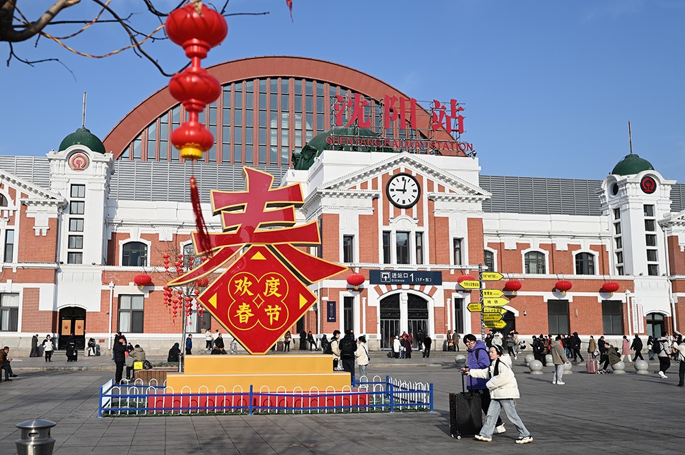 △ 2024年2月17日，沈陽站，人們拉著大大小小的行李箱，踏上了龍年新征程。