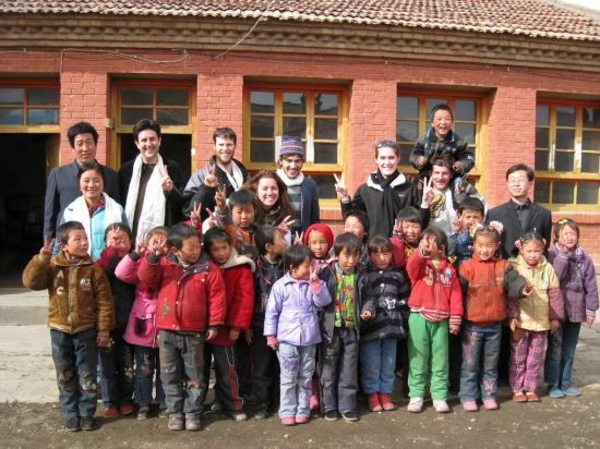 2008年，歐君廷帶領(lǐng)美國大學(xué)生到甘肅一所村辦小學(xué)訪問教課