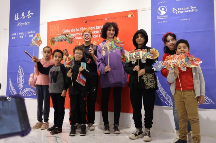 孩子們拿著元宵彩燈合影。拉巴特中國文化中心供圖