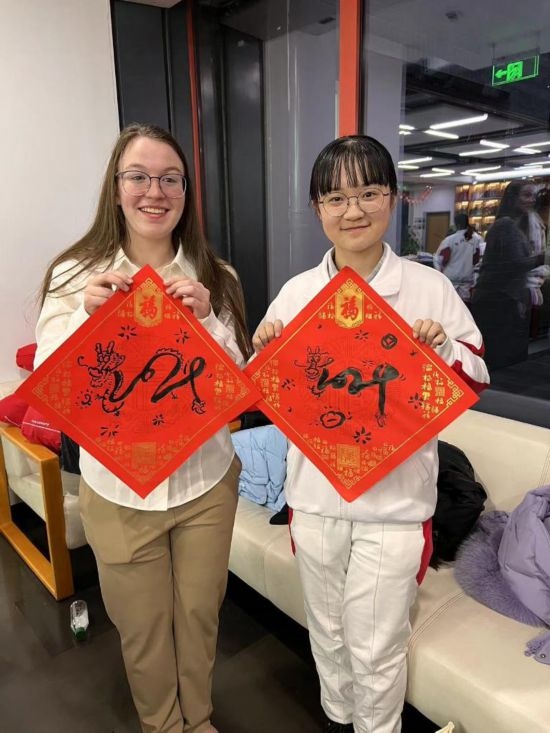 1月下旬，馬斯卡廷中學(xué)訪華代表團學(xué)生在北京同中國青少年交流。（受訪者供圖）