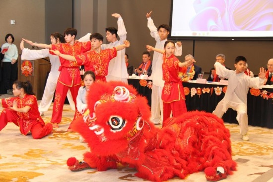 2月9日，在馬斯卡廷，中國人民大學(xué)附屬中學(xué)藝術(shù)團學(xué)生表演中國武術(shù)。