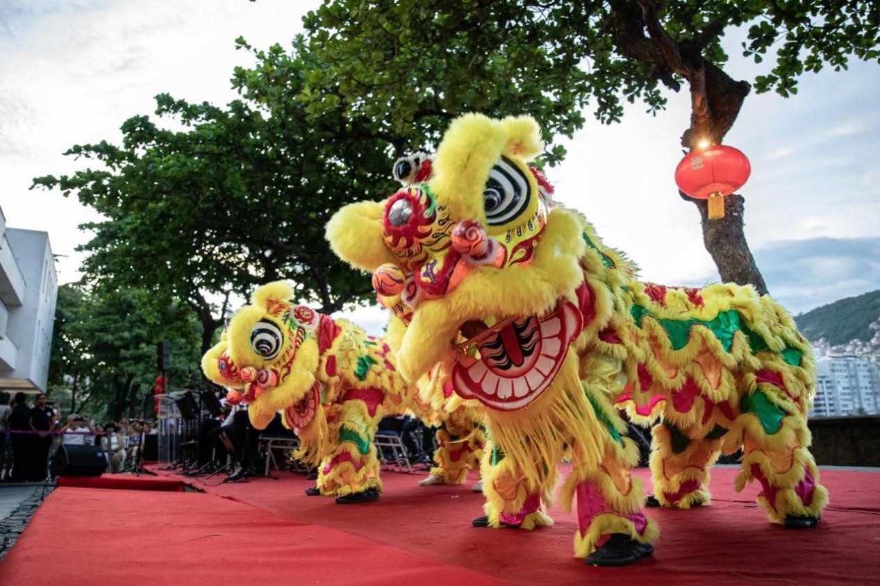當(dāng)?shù)貢r(shí)間2月24日晚，2024年元宵節(jié)慶?；顒?dòng)在巴西里約熱內(nèi)盧市科帕卡巴納要塞舉辦。巴西山河文化促進(jìn)中心供圖