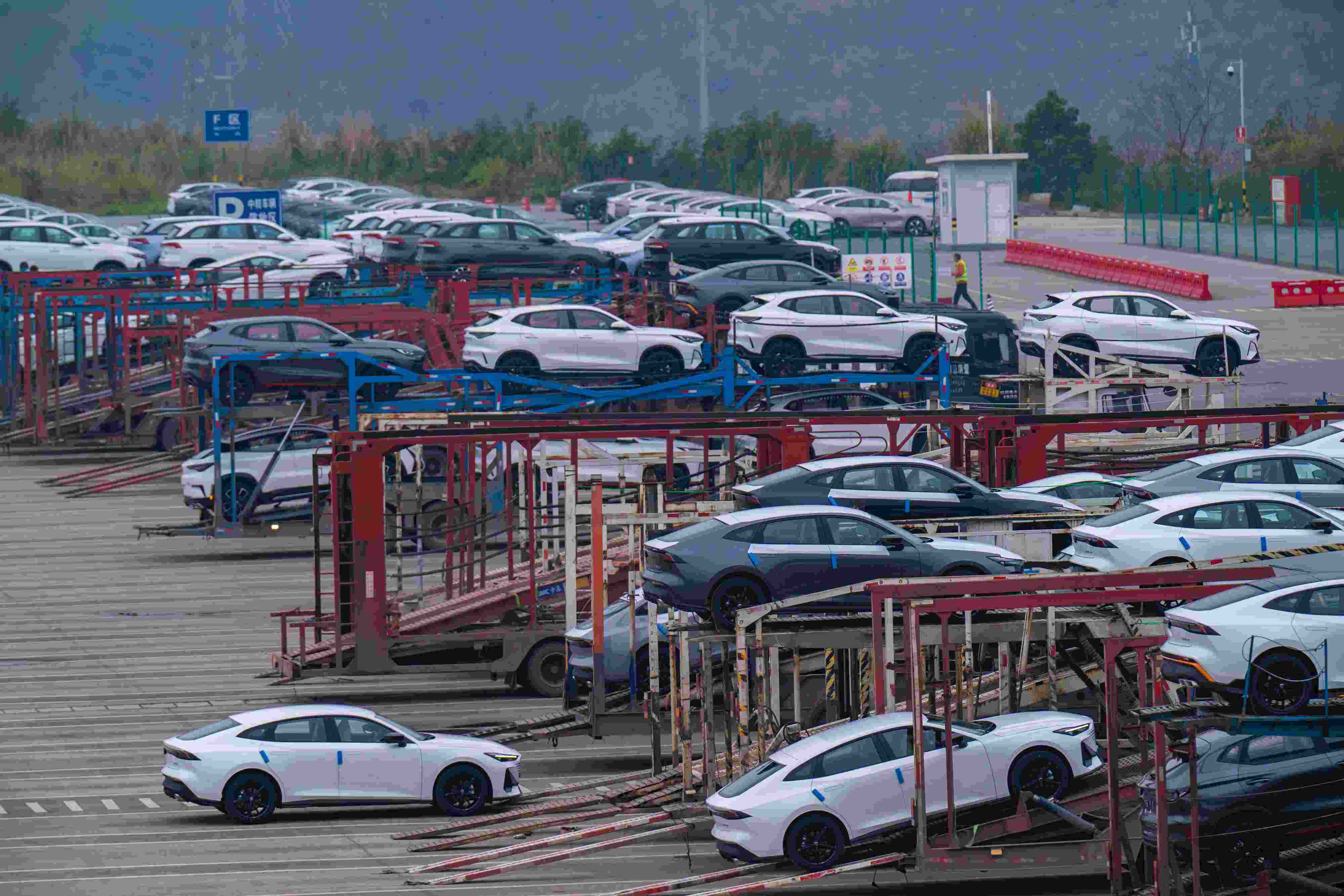 2024年2月25日，重慶江北區(qū)某汽車整車分撥中心，一排排汽車整裝待發(fā)。