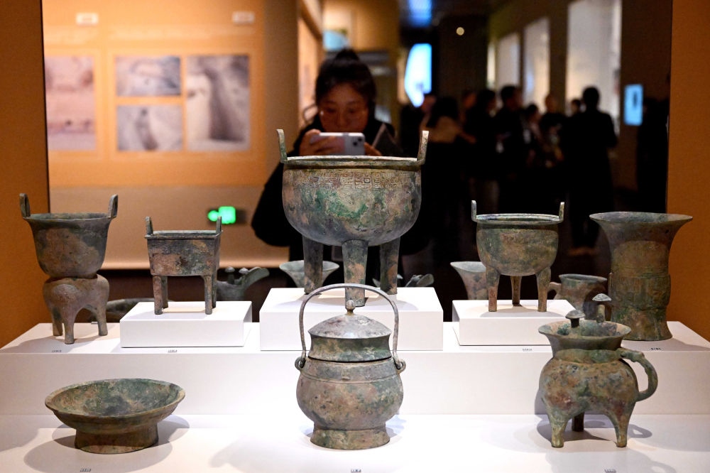 2月26日，參觀者在河南安陽(yáng)殷墟博物館新館內(nèi)拍攝展品。