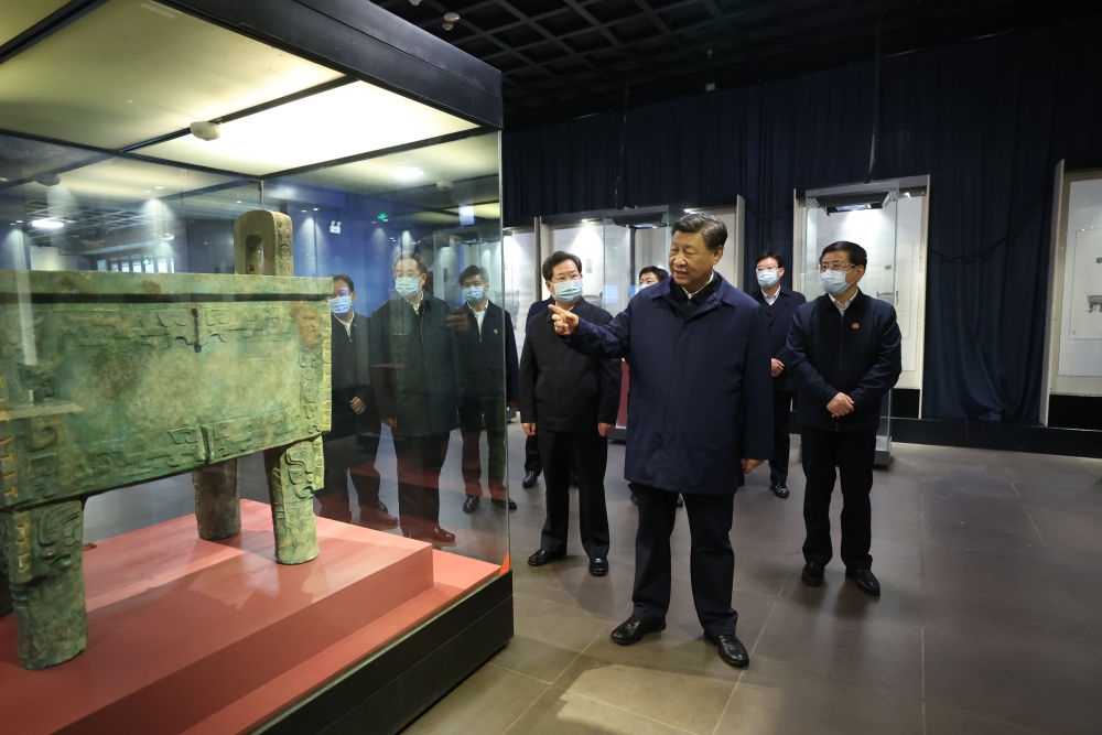 2022年10月28日下午，習(xí)近平在安陽(yáng)市殷墟博物館考察。新華社記者 鞠鵬 攝