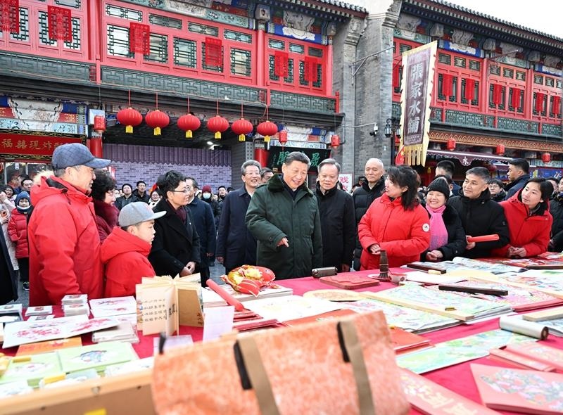 △2024年2月1日，習(xí)近平總書記在天津古文化街考察時(shí)，同店鋪員工和現(xiàn)場群眾互動(dòng)交流。