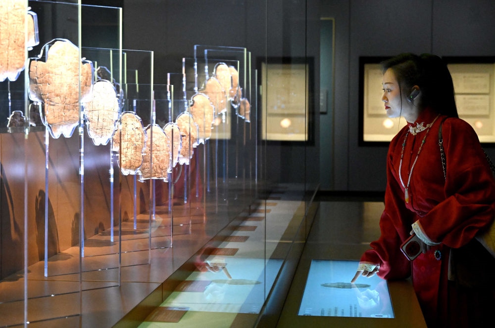 2月26日，參觀者在河南安陽(yáng)殷墟博物館新館內(nèi)觀看展出的刻辭卜甲。