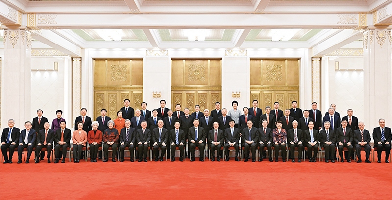 2024年2月7日，習(xí)近平、王滬寧、蔡奇、丁薛祥等在北京人民大會堂同黨外人士歡聚一堂，共迎佳節(jié)。這是習(xí)近平等同大家合影留念。 新華社記者 謝環(huán)馳/攝