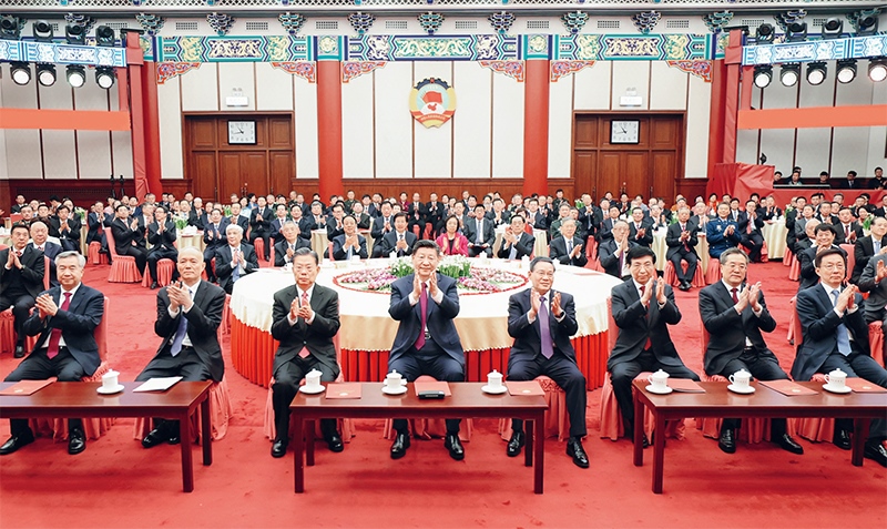 2023年12月29日，全國政協(xié)在北京舉行新年茶話會。黨和國家領(lǐng)導(dǎo)人習(xí)近平、李強、趙樂際、王滬寧、蔡奇、丁薛祥、李希、韓正出席茶話會并觀看演出。 新華社記者 鞠鵬/攝