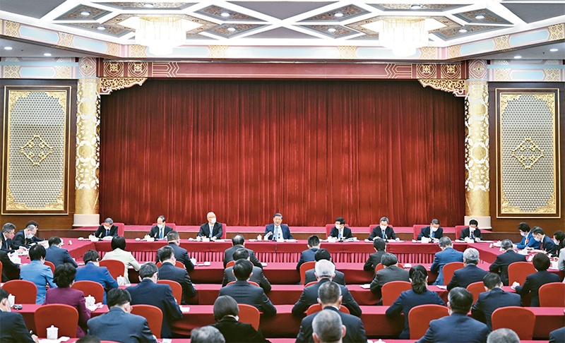 2023年3月6日，中共中央總書記、國家主席、中央軍委主席習(xí)近平看望參加全國政協(xié)十四屆一次會議的民建、工商聯(lián)界委員，并參加聯(lián)組會，聽取意見和建議。中共中央政治局常委、全國政協(xié)十四屆一次會議主席團會議主持人王滬寧，中共中央政治局常委蔡奇、丁薛祥參加看望和討論。 新華社記者 謝環(huán)馳/攝