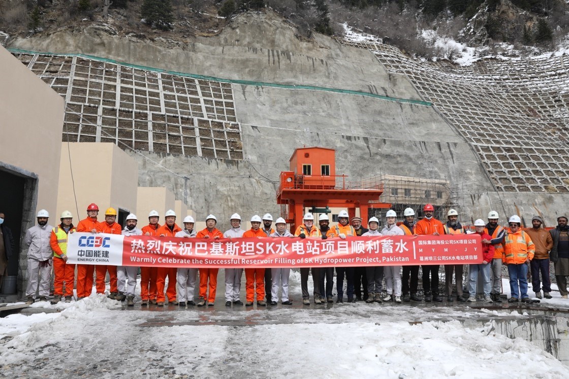 中巴建設(shè)者共同慶祝蘇吉吉納里水電站順利啟動(dòng)蓄水工作。中國能建葛洲壩集團(tuán)供圖
