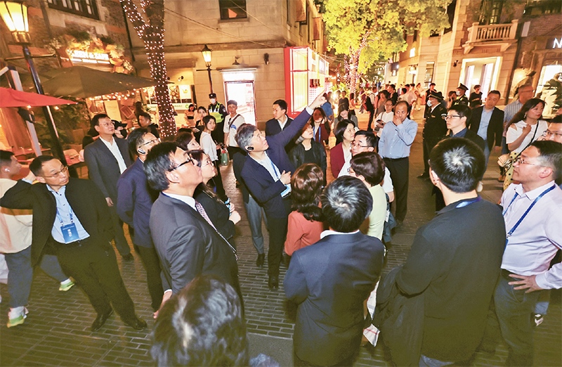 2023年4月18日，全國無黨派人士考察團來到位于上海市黃浦區(qū)的上海新天地開放式街區(qū)考察夜經(jīng)濟。 新華社記者 王翔/攝