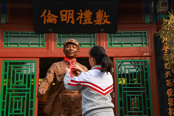“追尋雷鋒足跡 弘揚志愿精神”學雷鋒主題教育活動。學校供圖