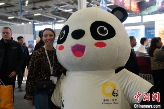 3月5日，2024年柏林國際旅游交易會(ITB)在柏林會展中心拉開帷幕。以“你好！中國”為主題的中國展區(qū)當日亮相展會。圖為觀眾與大熊貓人偶合影。中新社記者 馬秀秀 攝