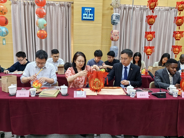 燈籠文化交流活動(dòng)現(xiàn)場(chǎng)。中建國(guó)際中西非公司供圖