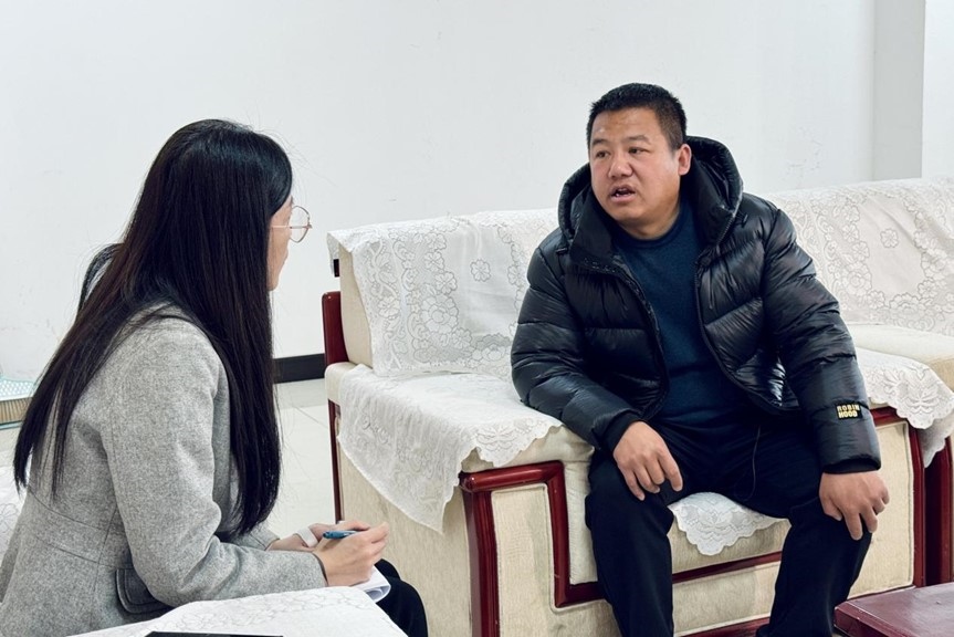 人民網(wǎng)記者采訪“在水一方”小區(qū)住戶。人民網(wǎng) 高清揚攝