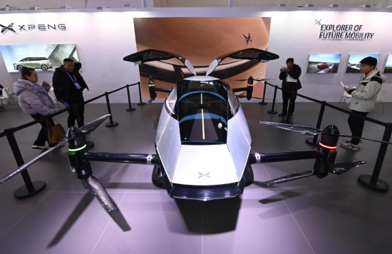 2023年12月1日，在鏈博會智能汽車鏈展區(qū)小鵬汽車展臺，參觀者觀看一臺智能飛行器。新華社記者蔡湘鑫攝
