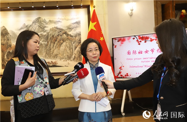 沈大使接受蒙古媒體采訪。人民網(wǎng)記者 霍文攝