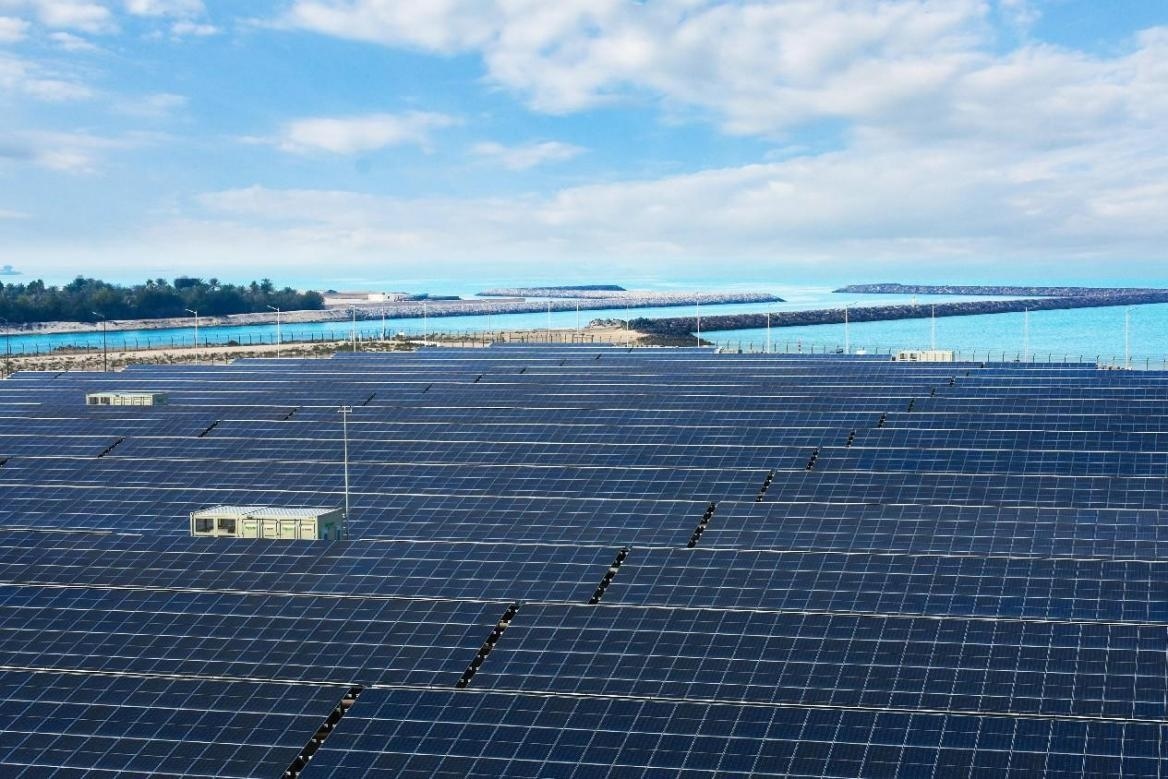 項目廣泛采用光伏補償發(fā)電系統(tǒng)，降低能源消耗。山東電建三公司供圖
