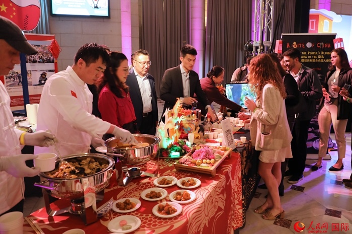 使館工作人員詳細(xì)為現(xiàn)場(chǎng)美食家和來(lái)賓講解菜品色香味特點(diǎn)、原料特色、烹制手法及其中蘊(yùn)含的中華美食文化。人民網(wǎng)記者 李志偉攝