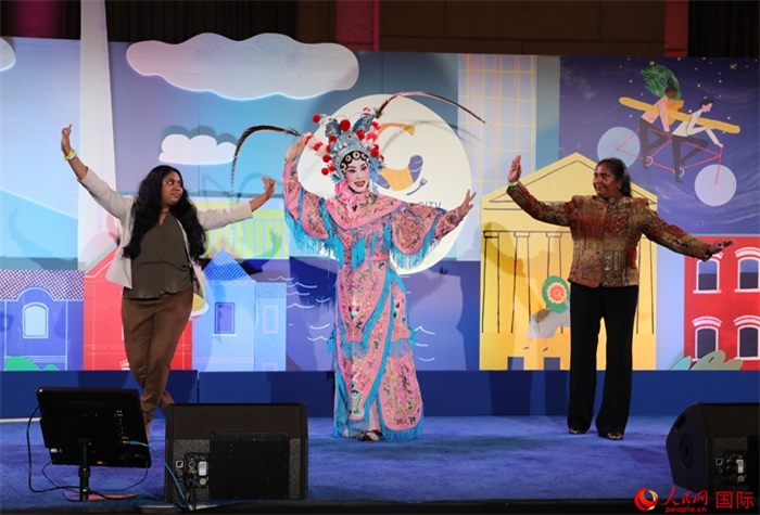 當(dāng)?shù)厝A人京劇社團(tuán)的青年演員現(xiàn)場(chǎng)表演京劇選段，并與現(xiàn)場(chǎng)觀眾近距離互動(dòng)。人民網(wǎng)記者 李志偉攝