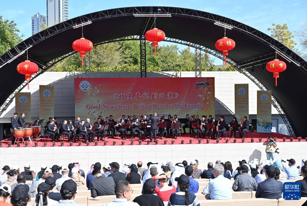 3月9日，在科威特首都省賈比爾文化中心，人們欣賞中國(guó)樂(lè)隊(duì)帶來(lái)的中國(guó)曲目。新華社發(fā)（阿薩德攝）
