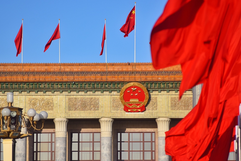2024年3月8日，北京上空現(xiàn)“兩會藍(lán)”，人民大會堂前紅旗飄揚(yáng)。