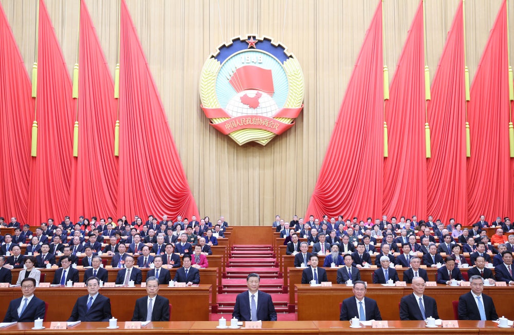 3月4日下午，中國人民政治協(xié)商會議第十四屆全國委員會第二次會議在北京人民大會堂開幕。這是習(xí)近平、李強、趙樂際、蔡奇、丁薛祥、李希、韓正在主席臺就座。王滬寧代表政協(xié)第十四屆全國委員會常務(wù)委員會，向大會報告工作。