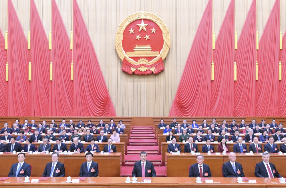 3月11日，第十四屆全國人民代表大會第二次會議在北京人民大會堂閉幕。黨和國家領(lǐng)導(dǎo)人習(xí)近平、李強、王滬寧、蔡奇、丁薛祥、李希、韓正等在主席臺就座。趙樂際主持閉幕會。