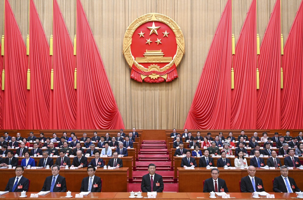 3月5日，第十四屆全國人民代表大會第二次會議在北京人民大會堂開幕。黨和國家領(lǐng)導(dǎo)人習(xí)近平、李強、王滬寧、蔡奇、丁薛祥、李希、韓正等出席大會。趙樂際主持大會。