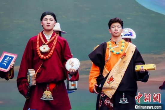 圖為身著民族服飾的演員們展示果洛特產(chǎn)。 果洛州文體旅游廣電局 供圖