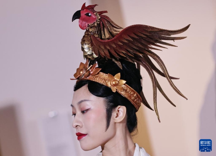 3月13日，在位于法國巴黎的吉美國立亞洲藝術(shù)博物館，模特展示敦煌復(fù)原服飾。新華社記者 高靜 攝