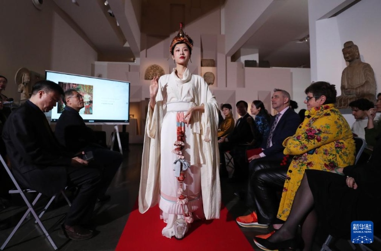 3月13日，在位于法國巴黎的吉美國立亞洲藝術(shù)博物館，模特展示敦煌復(fù)原服飾。新華社記者 高靜 攝